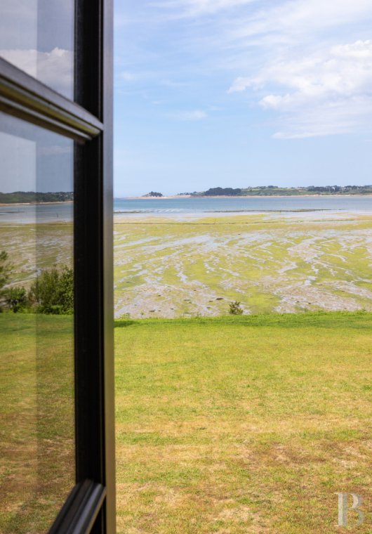 A set of two manor houses overlooks the Bay of Morlaix in Carantec on the north coast of Finistère - photo  n°33